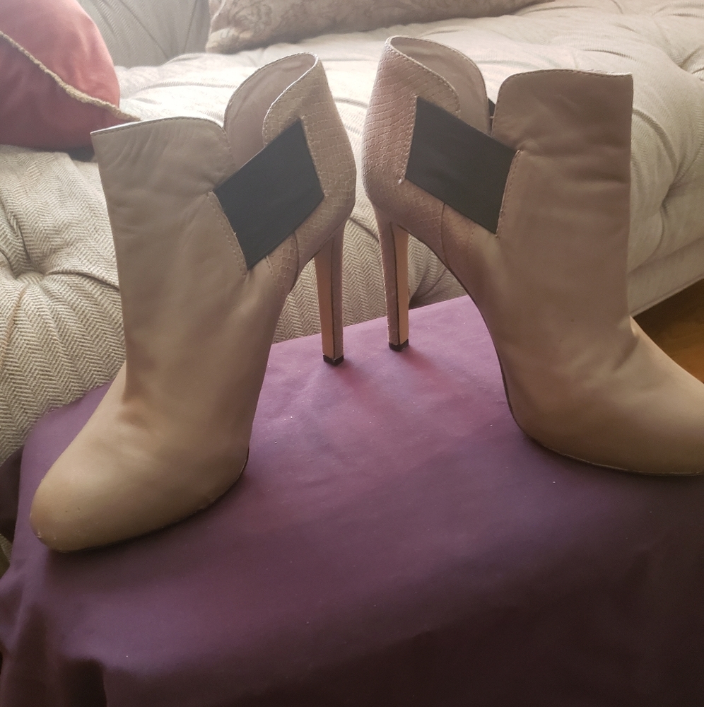 Vince Camuto Comfortable Taupe heels